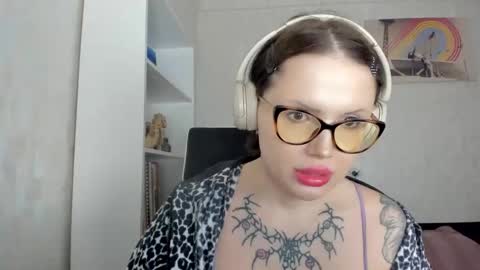 Snapshot of emydeliro chatting on April 17, 2026, 5:49 pm emydeliro online show from April 17, 2026, 5:49 pm