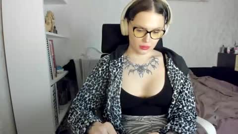 Snapshot of emydeliro chatting on April 18, 2026, 6:45 pm emydeliro online show from April 18, 2026, 6:45 pm