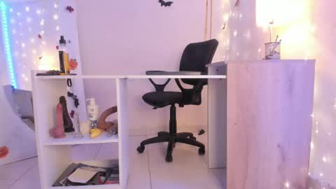 EMYLY  online show from October 21, 2025, 8:42 pm