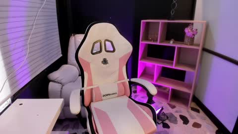 Snapshot of emysilver chatting on December 4, 2024, 4:27 pm Emy Silver online show from December 4, 2024, 4:27 pm