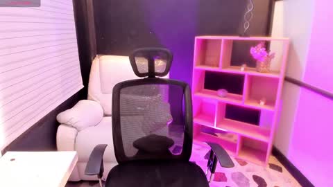 Snapshot of emysilver chatting on December 6, 2024, 5:44 pm Emy Silver online show from December 6, 2024, 5:44 pm