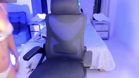 Snapshot of emysilver chatting on February 9, 2025, 9:06 pm Emy Silver online show from February 9, 2025, 9:06 pm