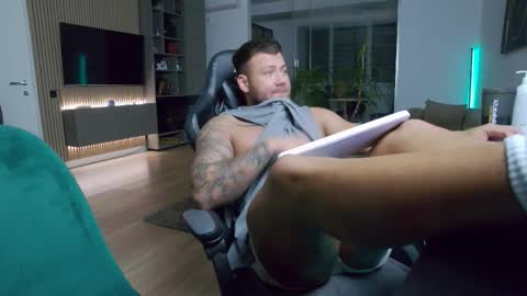 Erik online show from December 1, 2025, 8:25 pm