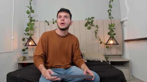 ENZO online show from November 25, 2025, 2:39 pm