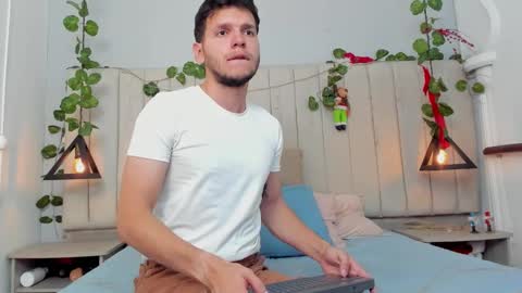 ENZO online show from December 17, 2025, 2:23 pm