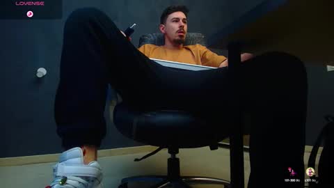 Snapshot of enzorace chatting on October 9, 2025, 5:27 am EnzoRace online show from October 9, 2025, 5:27 am