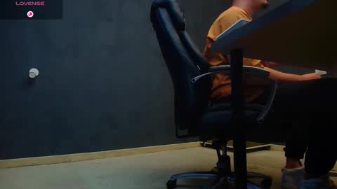 Snapshot of enzorace chatting on October 21, 2025, 4:35 am EnzoRace online show from October 21, 2025, 4:35 am