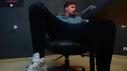 Snapshot of enzorace chatting on November 1, 2025, 5:53 am EnzoRace online show from November 1, 2025, 5:53 am