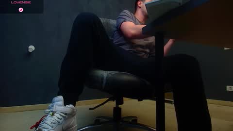 Snapshot of enzorace chatting on November 4, 2025, 5:50 am EnzoRace online show from November 4, 2025, 5:50 am