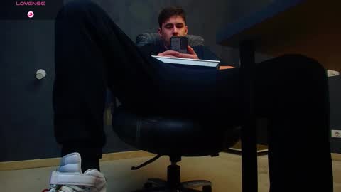 Snapshot of enzorace chatting on November 7, 2025, 6:35 am EnzoRace online show from November 7, 2025, 6:35 am