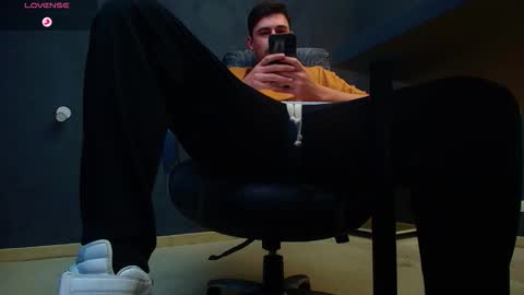 Snapshot of enzorace chatting on November 9, 2025, 7:17 am EnzoRace online show from November 9, 2025, 7:17 am