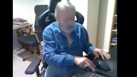 erasmus_d online show from November 9, 2025, 5:33 pm