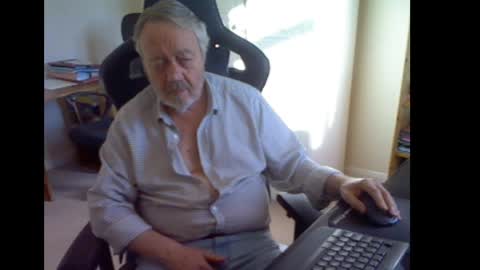 erasmus_d online show from April 2, 2026, 4:37 pm