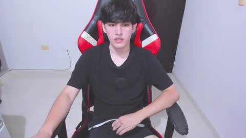 Snapshot of eren_tatakae chatting on December 14, 2025, 7:40 pm eren_tatakae online show from December 14, 2025, 7:40 pm