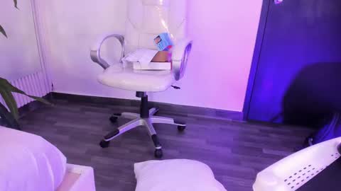 Snapshot of eriklein chatting on October 14, 2025, 11:05 pm Eri online show from October 14, 2025, 11:05 pm