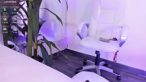 Snapshot of eriklein chatting on October 21, 2025, 8:20 pm Eri online show from October 21, 2025, 8:20 pm