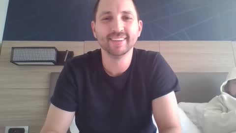 Snapshot of erilly chatting on December 4, 2025, 8:17 pm e online show from December 4, 2025, 8:17 pm