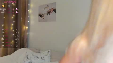 Elina online show from September 28, 2025, 5:29 pm