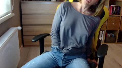 Snapshot of erotic_vibe chatting on February 3, 2025, 8:57 pm Melissa online show from February 3, 2025, 8:57 pm