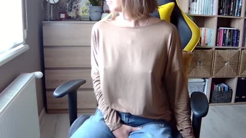 Snapshot of erotic_vibe chatting on February 5, 2025, 9:46 am Melissa online show from February 5, 2025, 9:46 am
