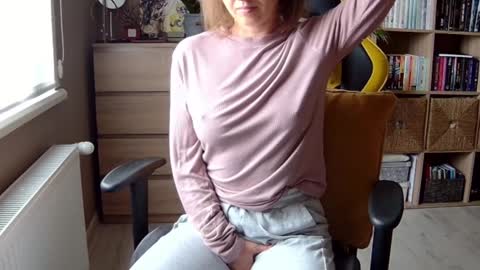 Snapshot of erotic_vibe chatting on February 6, 2025, 9:43 am Melissa online show from February 6, 2025, 9:43 am