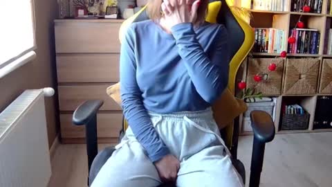 Snapshot of erotic_vibe chatting on February 19, 2025, 2:44 pm Melissa online show from February 19, 2025, 2:44 pm