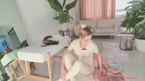 Snapshot of erotik_lady chatting on September 10, 2025, 6:19 pm TINY online show from September 10, 2025, 6:19 pm