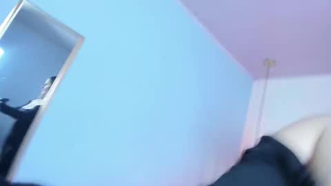 Snapshot of escarleth__ chatting on December 1, 2025, 2:11 pm Escarlet online show from December 1, 2025, 2:11 pm