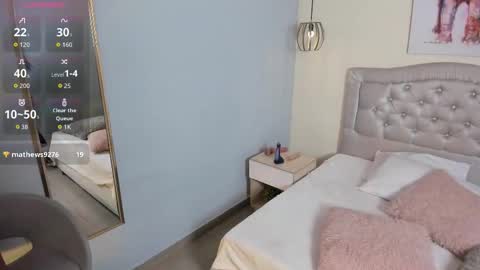 Escarlet online show from December 19, 2025, 1:18 pm