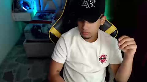 Snapshot of eskayler_ chatting on September 22, 2025, 9:39 pm eskayler_ online show from September 22, 2025, 9:39 pm