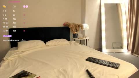 Snapshot of esme_runn chatting on October 28, 2025, 3:10 am Esme Runn online show from October 28, 2025, 3:10 am