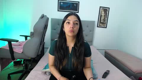 Perla online show from October 13, 2025, 4:01 am