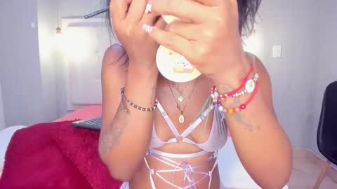 esmeraldanyx online show from December 16, 2025, 9:09 pm