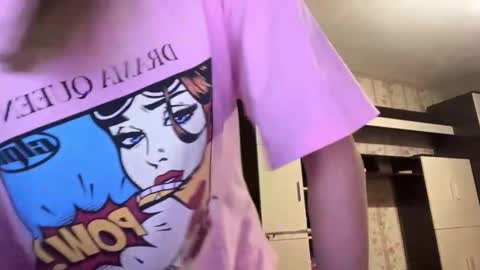 Snapshot of essiecutty chatting on December 17, 2025, 2:12 pm Kate online show from December 17, 2025, 2:12 pm