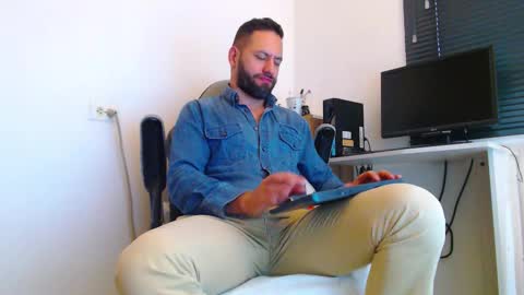 Snapshot of esteban7984068 chatting on March 7, 2026, 4:15 pm esteban online show from March 7, 2026, 4:15 pm