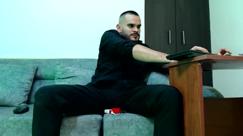 Esteban Fernandez online show from December 3, 2025, 8:29 pm