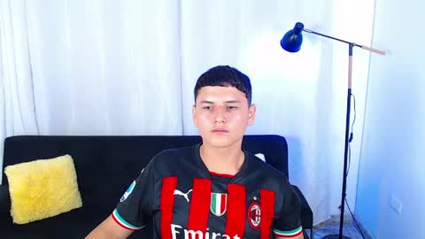 estebancum18 online show from June 3, 2026, 2:33 pm