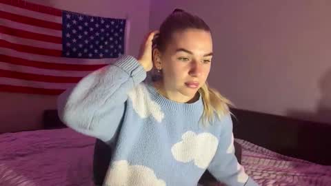 Ester online show from December 3, 2025, 6:17 pm