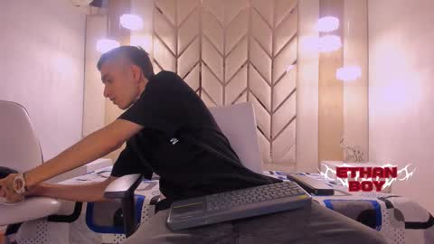 Snapshot of ethan_boy_ chatting on February 4, 2026, 8:14 pm Ethan online show from February 4, 2026, 8:14 pm