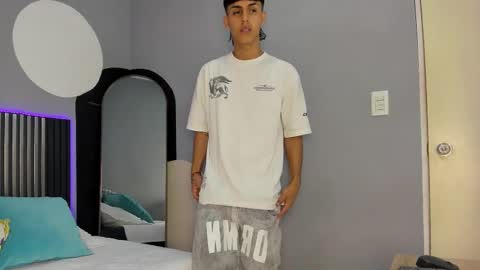 Snapshot of ethan_jamees chatting on January 17, 2026, 7:39 pm E T H A N online show from January 17, 2026, 7:39 pm