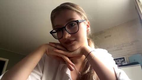 Snapshot of eulaliarollend chatting on October 17, 2025, 11:35 am Mia online show from October 17, 2025, 11:35 am