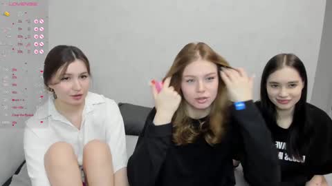 Veronica Tiia Lilith left to right online show from February 26, 2025, 3:53 am