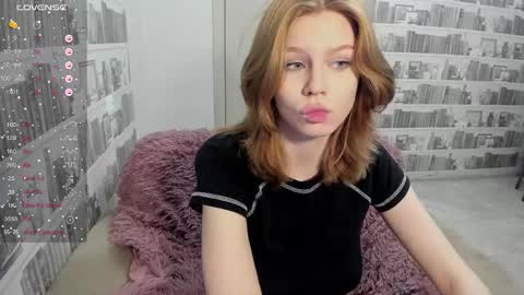 Snapshot of eumomino chatting on February 12, 2026, 4:46 pm Veronica Tiia Lilith left to right online show from February 12, 2026, 4:46 pm