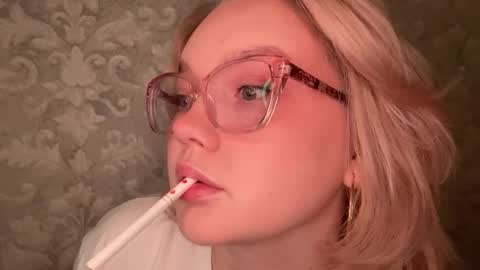 eva_kittenn online show from September 25, 2025, 6:22 pm