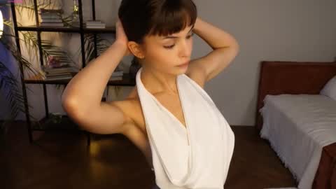 Snapshot of eva_zill_blossom chatting on September 17, 2025, 8:16 am Hello my name is Eva its my first day here online show from September 17, 2025, 8:16 am