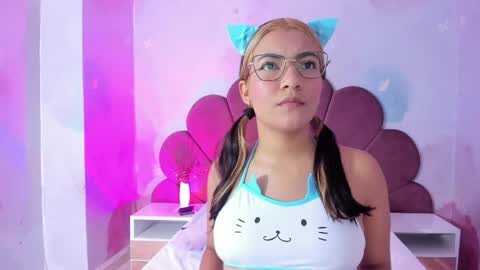 evaa_honey online show from May 1, 2026, 10:42 am