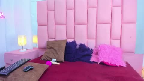 evaa_white online show from November 22, 2025, 12:15 pm