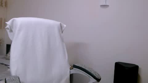 Snapshot of evadesireone chatting on April 1, 2026, 4:59 pm EvadesireONE online show from April 1, 2026, 4:59 pm