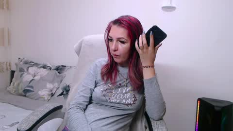 Snapshot of evadesireone chatting on April 13, 2026, 7:19 pm EvadesireONE online show from April 13, 2026, 7:19 pm