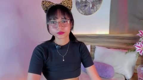 Snapshot of evalune_ chatting on April 10, 2026, 8:35 pm . online show from April 10, 2026, 8:35 pm